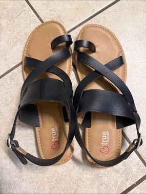 BareTraps Black and Tan Crisscross Strap Sandals Size 8